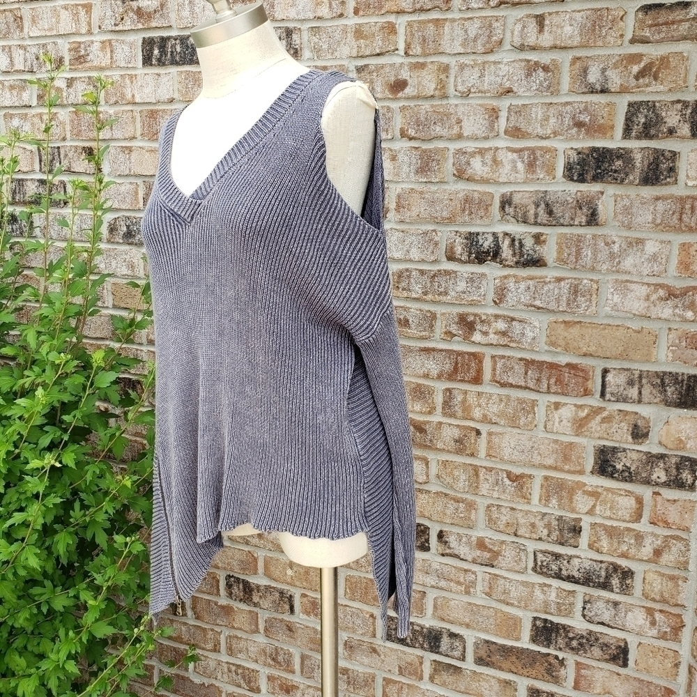 Rock & Republic Cold Shoulder Asymmetric Sweater M